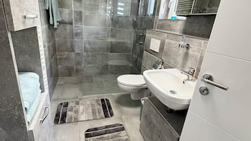 Haartrockner, Handtücher, Seife, Toilettenpapier