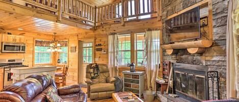 Televisión, chimenea y libros