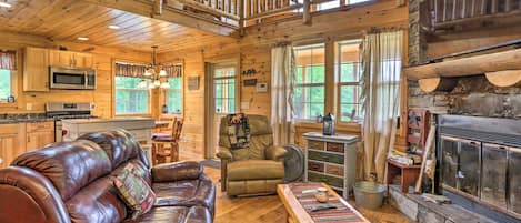 Televisión, chimenea y libros