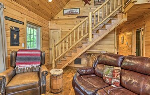 Televisión, chimenea, libros