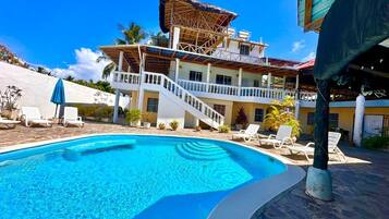 Una piscina al aire libre