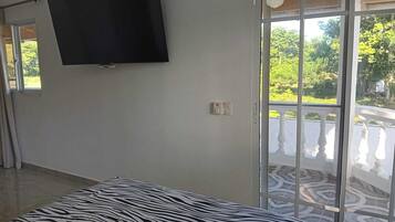 1 habitación, caja de seguridad en la habitación y escritorio