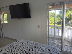 1 habitación, caja de seguridad en la habitación y escritorio