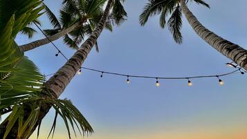 En la playa, camastros y toallas de playa