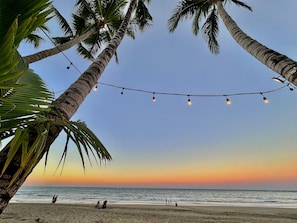 En la playa, camastros y toallas de playa