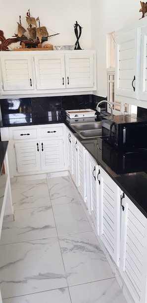 Refrigerador, microondas, parrilla de estufa y cafetera y tetera