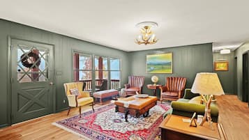 Smart TV, fireplace, table tennis, stereo