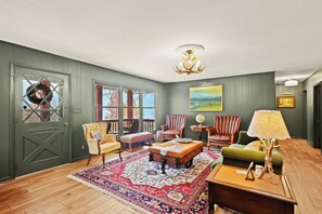 Smart TV, fireplace, table tennis, stereo