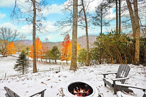 Charming Cottage in Historic Valle Crucis with Mtn Views/Hot tub/River access