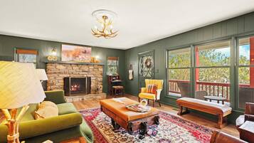 Smart TV, fireplace, table tennis, stereo