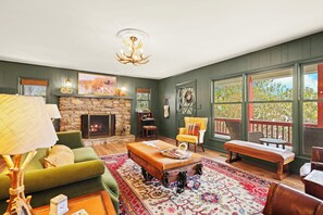 Smart TV, fireplace, table tennis, stereo