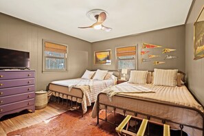2 Schlafzimmer, Schreibtisch, Bügeleisen/Bügelbrett, Reisekinderbett