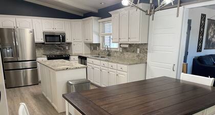 Greenway Getaway~Charming 3-bedroom, 3 BA home in the heart of Jackson, Missouri