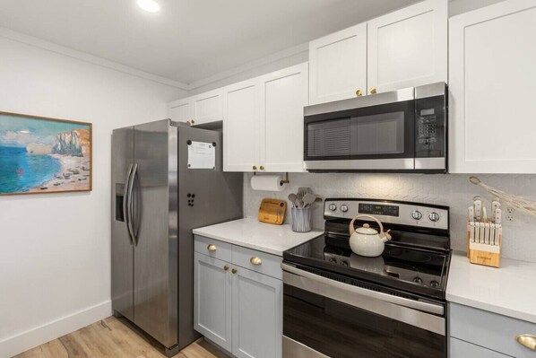 ثلاجة، ميكروويف، فرن، موقد طهي مسطح