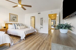 مكواة/لوح كي وسرير سفر وواي فاي وملاءات أسرّة