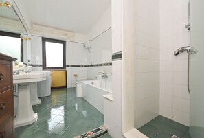 Hair dryer, towels, soap, toilet paper - Villa with pool, Torre Guaceto - Dragonflies 2 (Puglia)