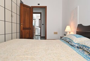 1 slaapkamer, een strijkplank/strijkijzer, wifi, beddengoed