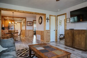 TV, books - 'The Loft'- 2 blocks from Main St+ Fire Pit! (Fredericksburg)