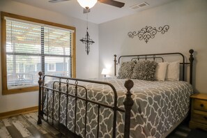 2 bedrooms, iron/ironing board, WiFi, bed sheets - 'The Loft'- 2 blocks from Main St+ Fire Pit! (Fredericksburg)