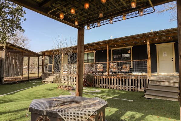 Property grounds - 'The Loft'- 2 blocks from Main St+ Fire Pit! (Fredericksburg)