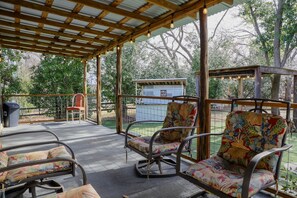 Terrace/patio - 'The Loft'- 2 blocks from Main St+ Fire Pit! (Fredericksburg)