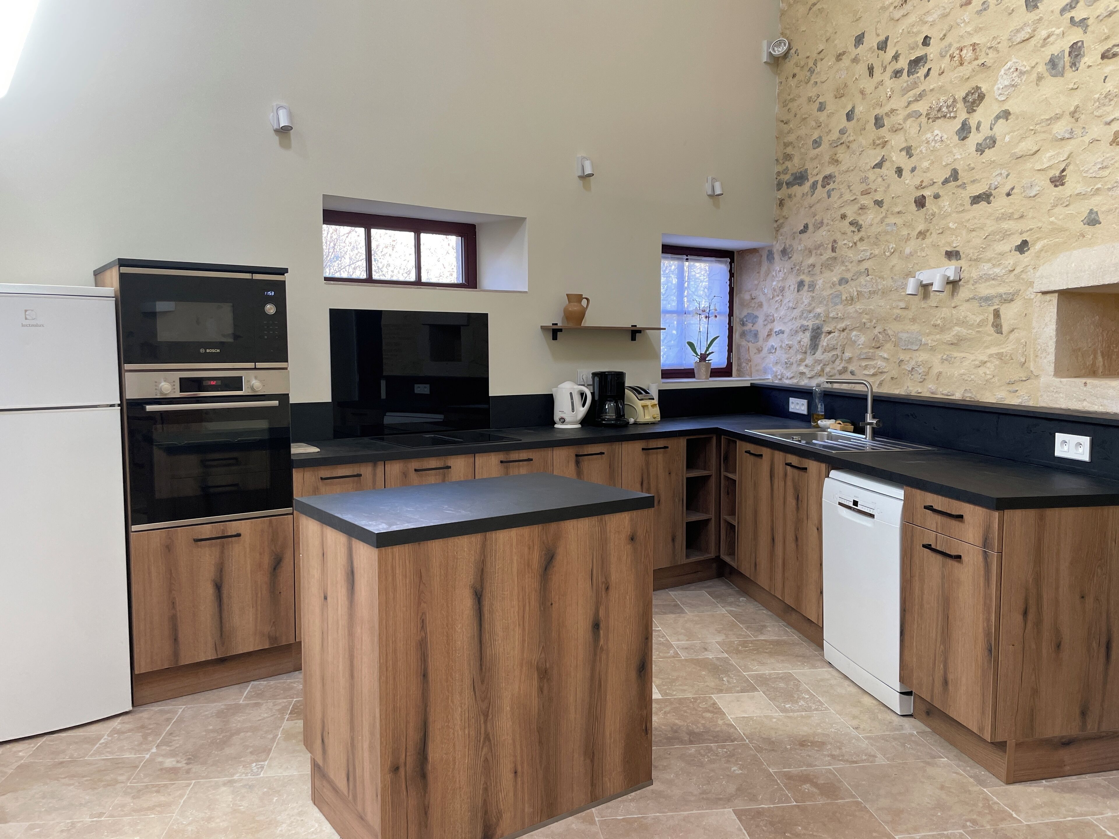 Frigorífico, microondas, horno y placa de cocina