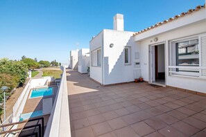 A residential building with a swimming pool, a balcony, and a clear view of the surrounding greenery. - 'T1 2D Apt. Flor de Sal' Apartment with Private Terrace, Wi-Fi & Air Conditioning (Santa Luzia)