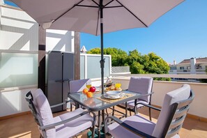 Outdoor dining - 'T1 2D Apt. Flor de Sal' Apartment with Private Terrace, Wi-Fi & Air Conditioning (Santa Luzia)