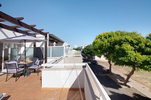 Outdoor dining - 'T1 2D Apt. Flor de Sal' Apartment with Private Terrace, Wi-Fi & Air Conditioning (Santa Luzia)