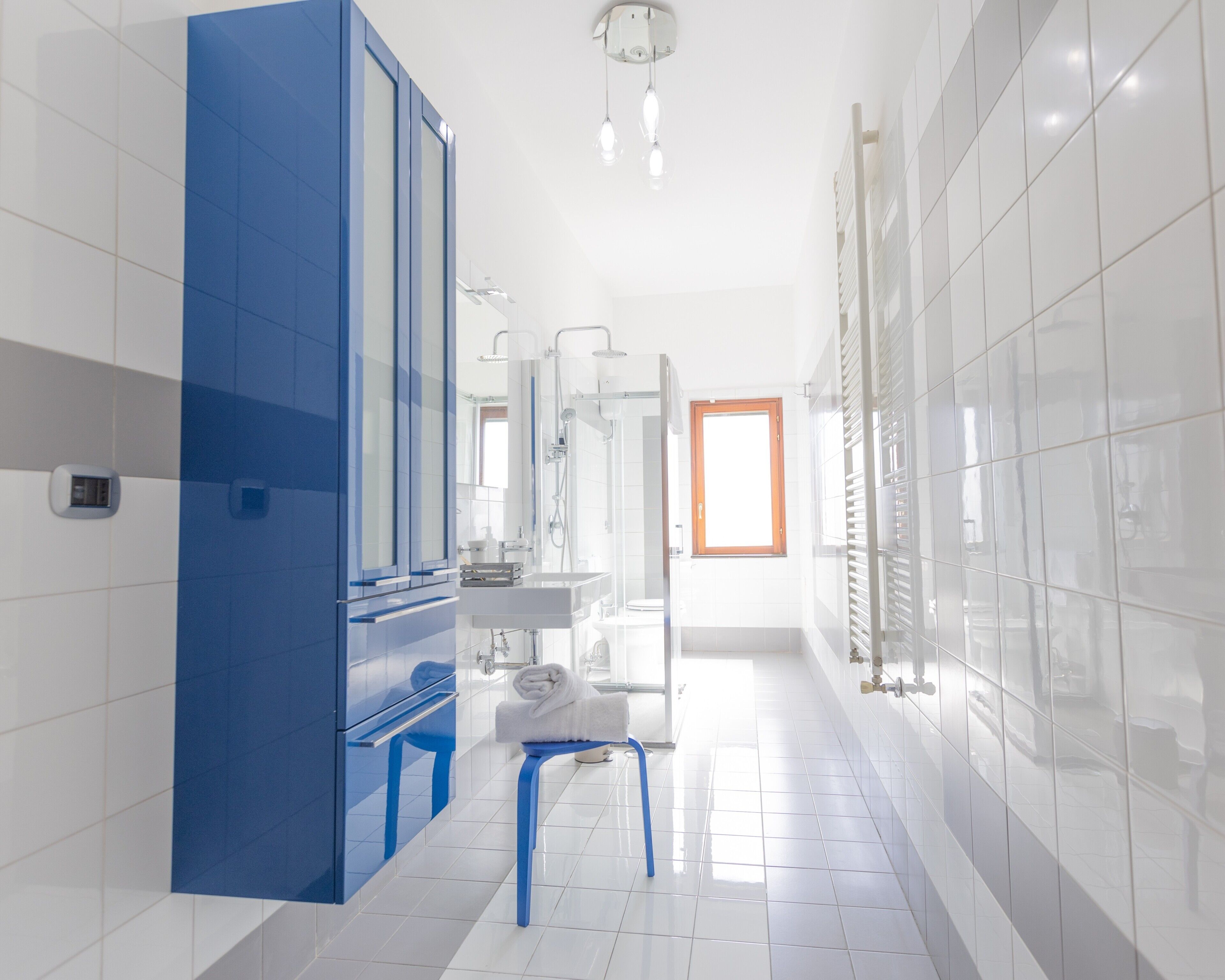 Douche, articles de toilette gratuits, sèche-cheveux, peignoirs