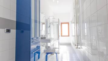 Douche, articles de toilette gratuits, sèche-cheveux, peignoirs