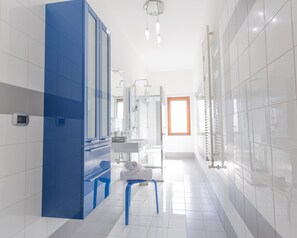 Een douche, gratis toiletartikelen, een haardroger, badjassen