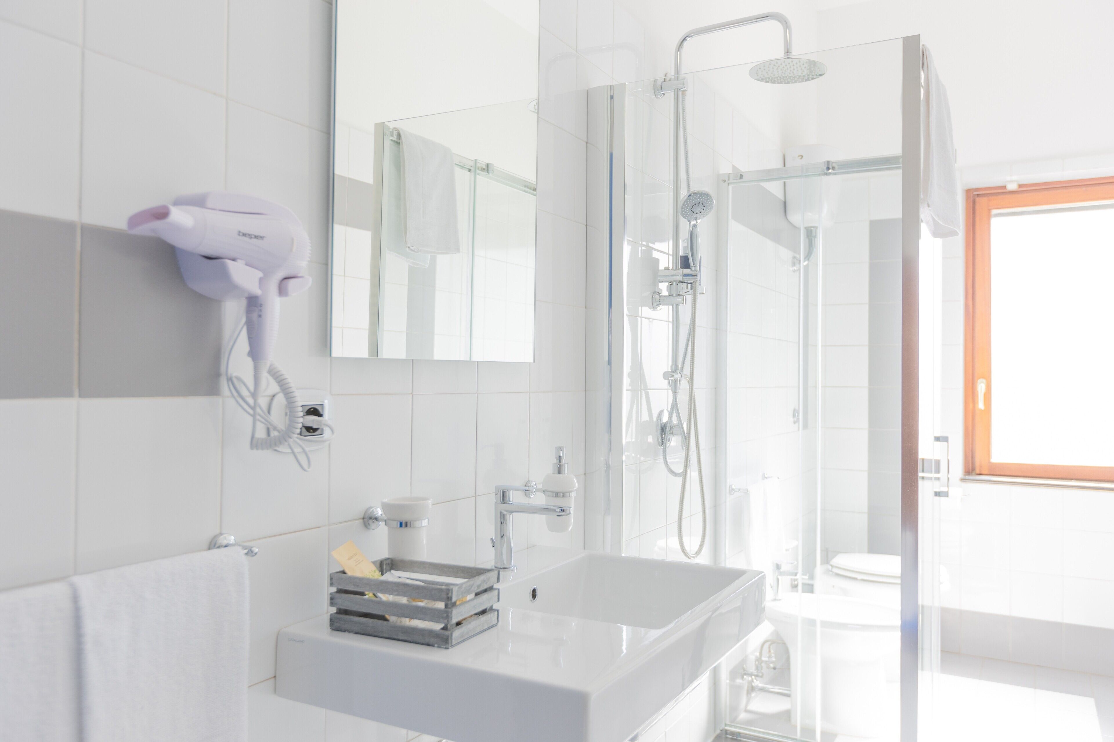 Dusche, kostenlose Toilettenartikel, Haartrockner, Bademäntel