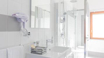 Dusche, kostenlose Toilettenartikel, Haartrockner, Bademäntel