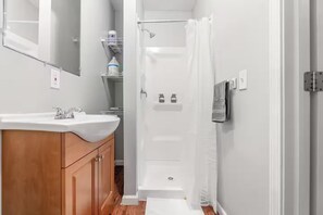 Dusche, Haartrockner, Handtücher, Seife