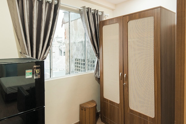 Habitació quàdruple Deluxe, vistes a la ciutat | Escriptori i wifi gratuïta