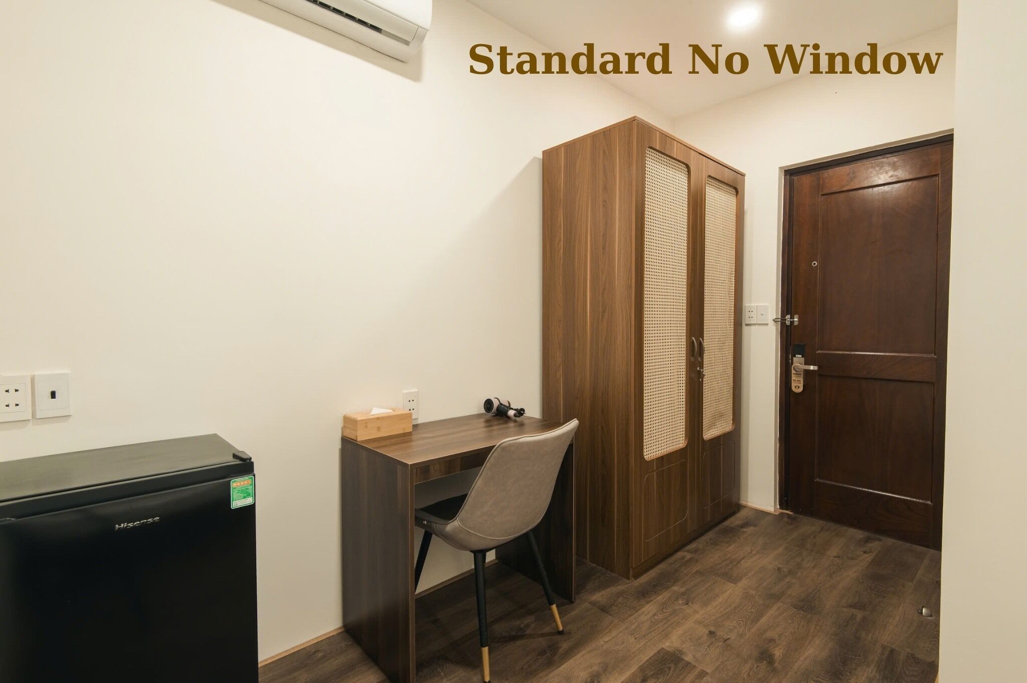 Doppia Standard | Una scrivania, Wi-Fi gratuito