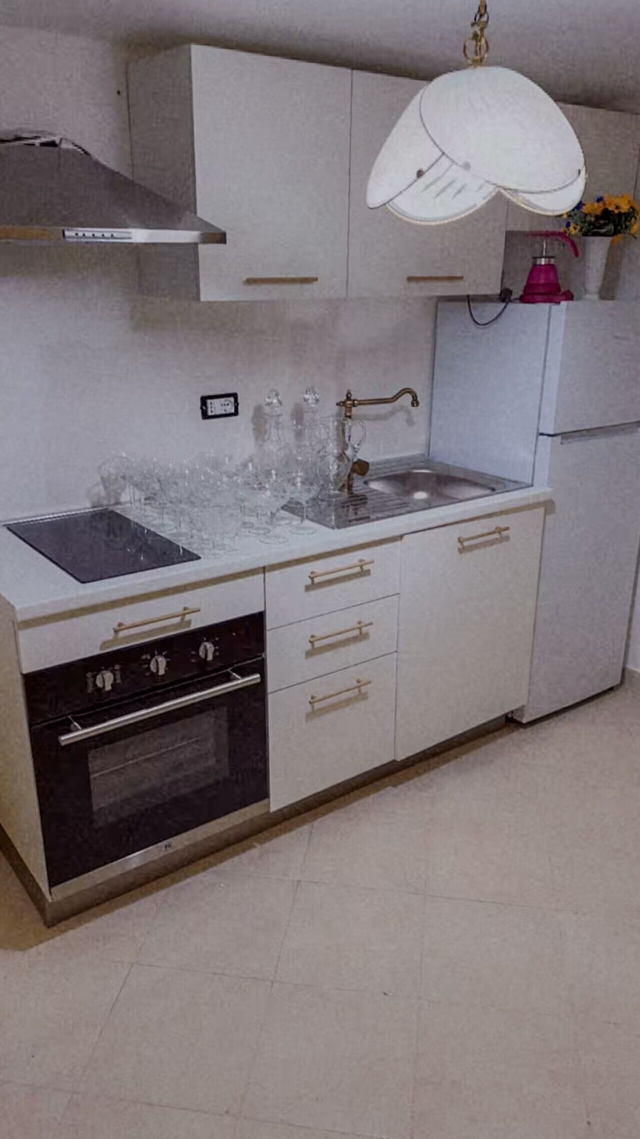 Micro-ondes, four, plaque de cuisson, cafetière/bouilloire