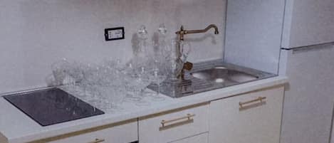 Micro-ondes, four, plaque de cuisson, cafetière/bouilloire