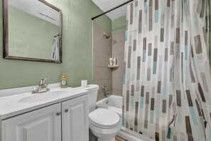 Hair dryer, towels, soap, toilet paper - Just like Home- Cozy Elyria Ranch (Elyria)