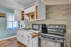 Private kitchen - Just like Home- Cozy Elyria Ranch (Elyria)