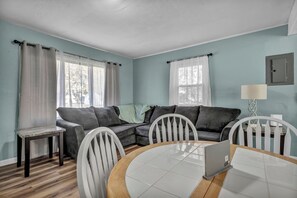 Smart TV - Just like Home- Cozy Elyria Ranch (Elyria)