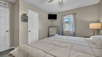 3 室のベッドルーム、アイロン / アイロン台、WiFi、ベッドシーツ