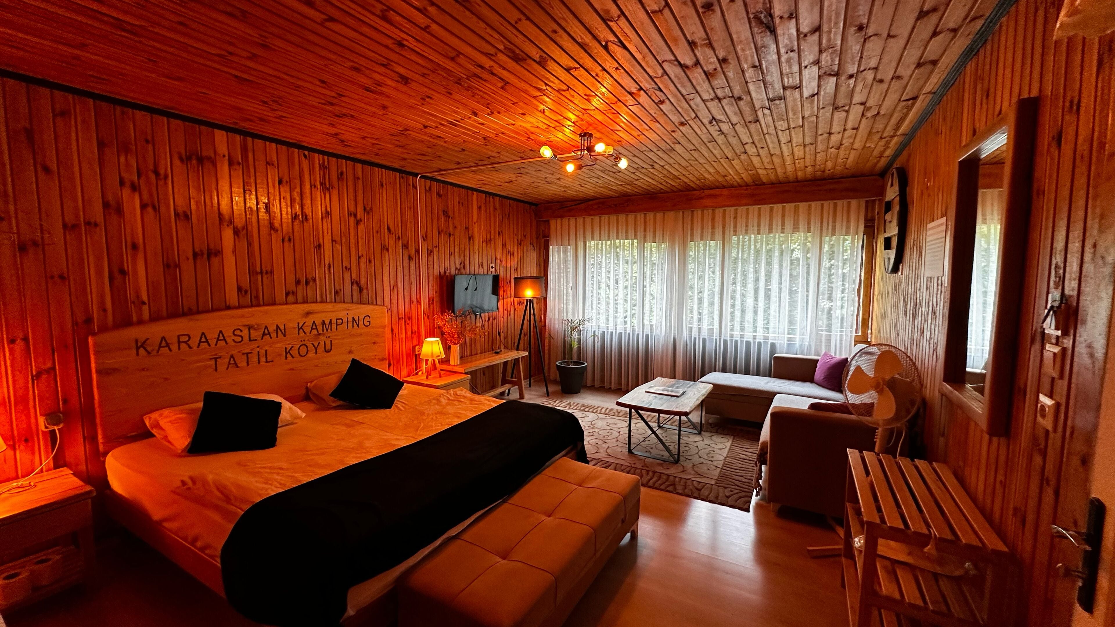 Comfort Tree House | Desk, laptop workspace, free WiFi, bed sheets