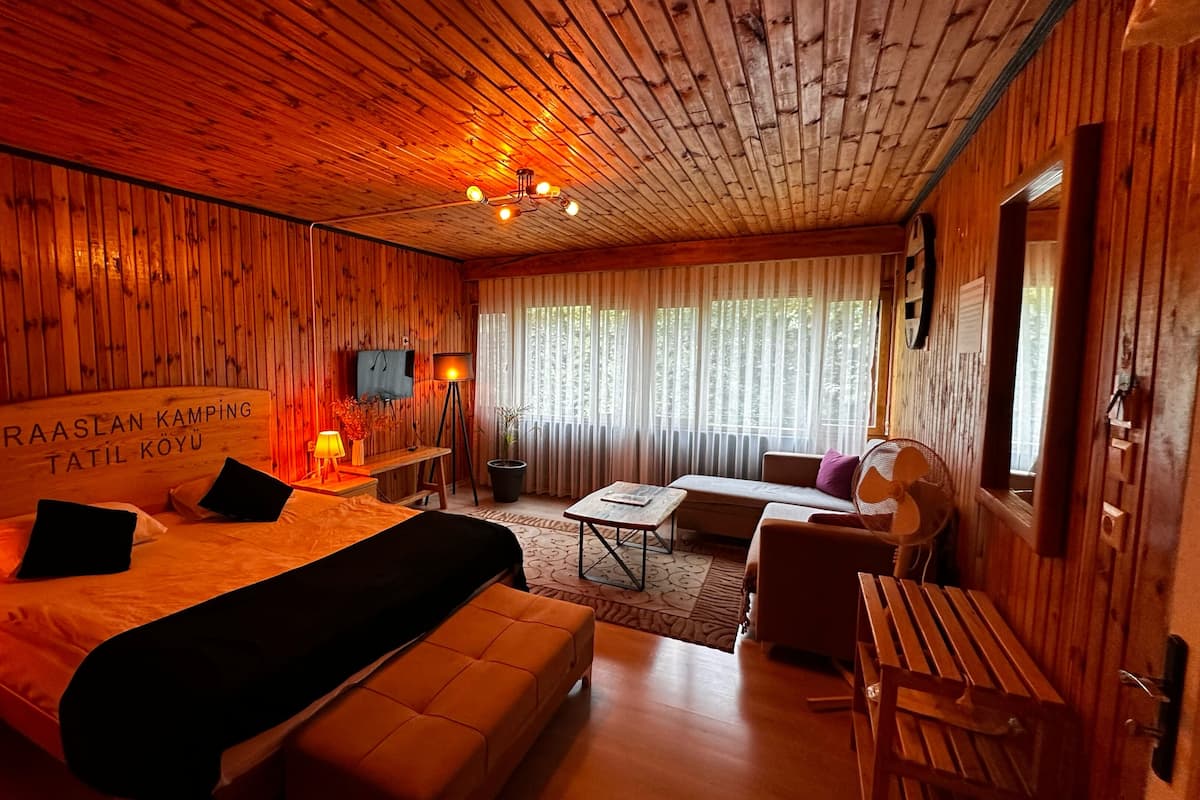 Rumah Pohon Comfort | Meja kerja, ruang kerja ramah laptop, dan Wi-Fi gratis