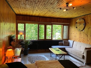 Rumah Pohon Comfort | Meja kerja, ruang kerja ramah laptop, dan Wi-Fi gratis