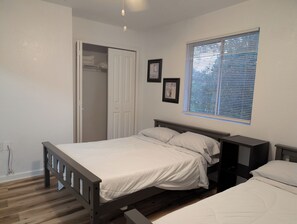 3 habitaciones, tabla de planchar con plancha, wifi y ropa de cama 