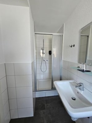 Hair dryer, towels, soap, shampoo - Gasthaus Sofram (Frastanz)