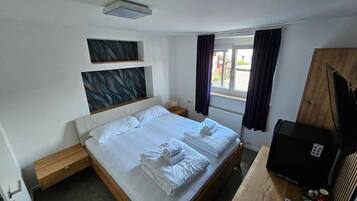 In-room safe, desk, free WiFi