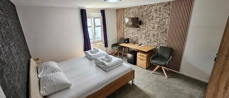 In-room safe, desk, free WiFi